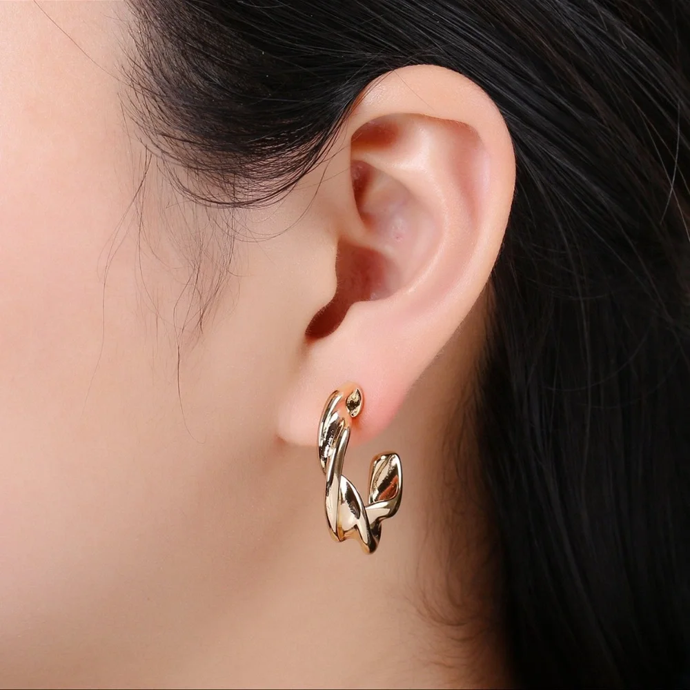 Twisted Design 18K Gold Stud Earrings